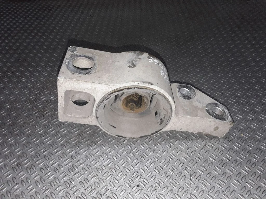 Eesmise õõtshoova puks (sailentblokk) – Audi A3 S3 8L (1996-2003)