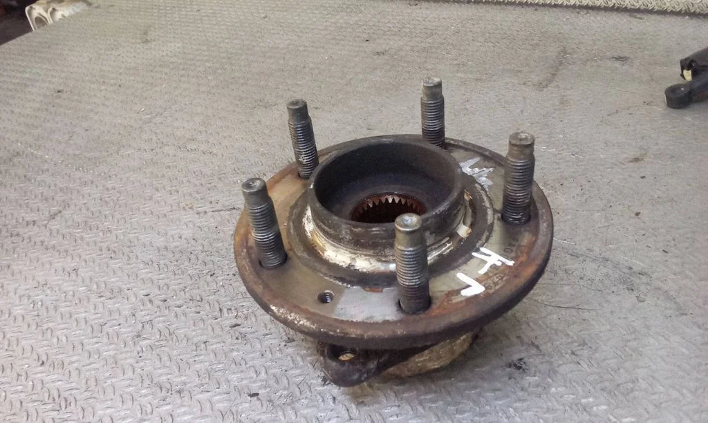 Front wheel hub – left