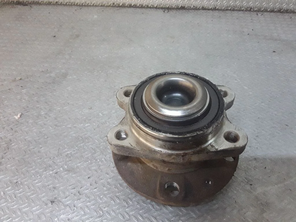 Front wheel hub – right