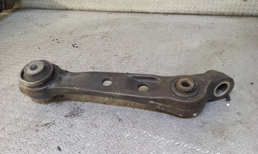 Front control arm – left