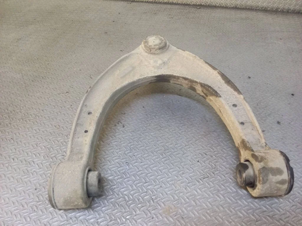 Front upper control arm/wishbone – left