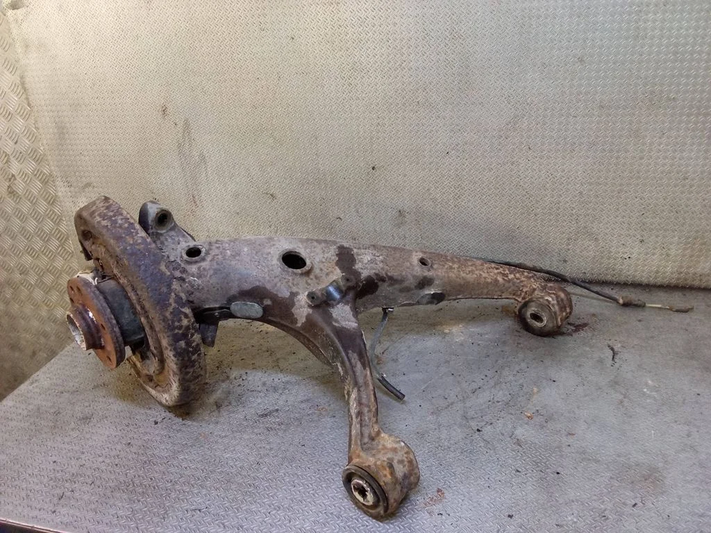 Rear wheel hub spindle/knuckle – left