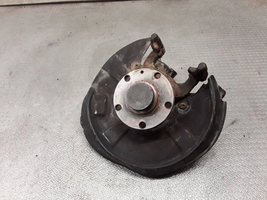 Rear wheel hub spindle/knuckle – right