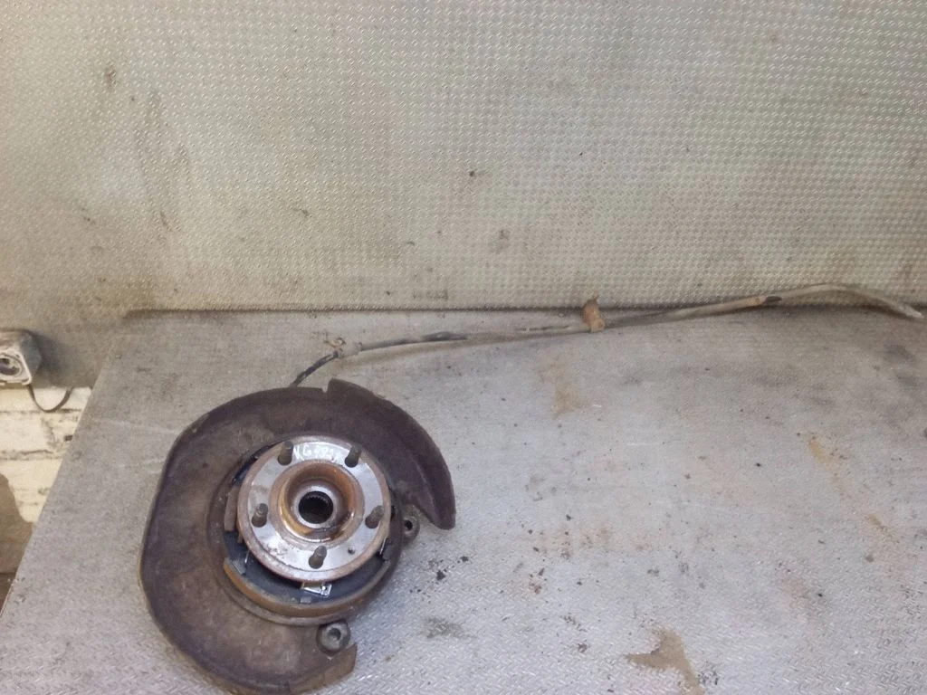 Rear wheel hub spindle/knuckle – left