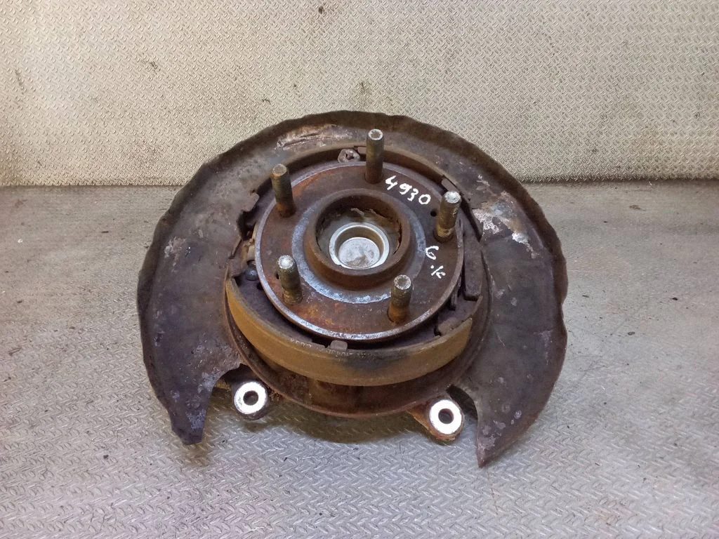 Rear wheel hub spindle/knuckle – left