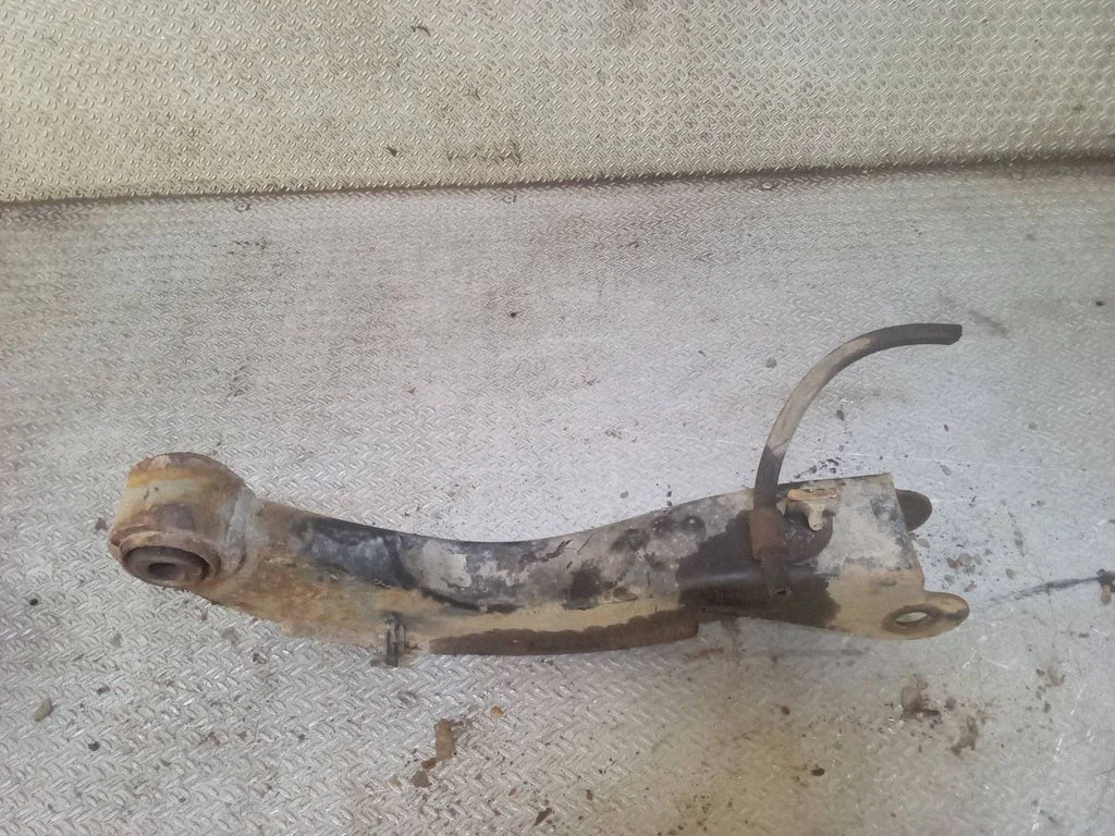 Rear control arm – left