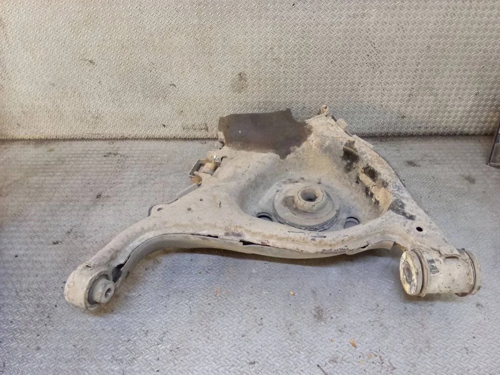 Rear upper control arm/wishbone – left