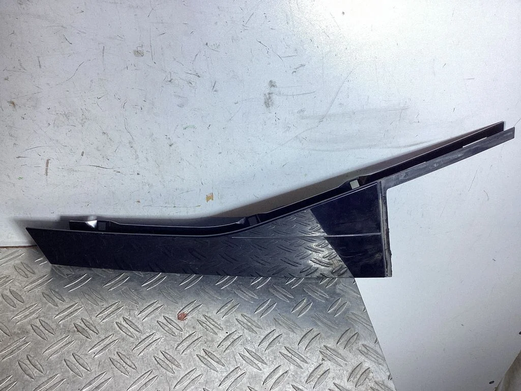 Rear door glass trim molding – Volkswagen Touareg II (2010-2018)