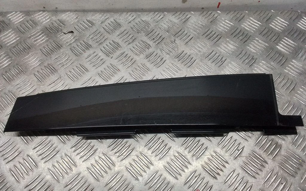 Tagaukse klaasi liist – Porsche Cayenne (92A) (2010-2017)