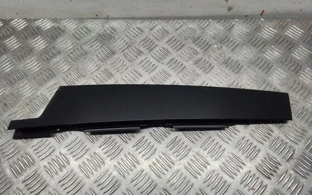 Listwa szyby drzwi tylnych 7P5853318