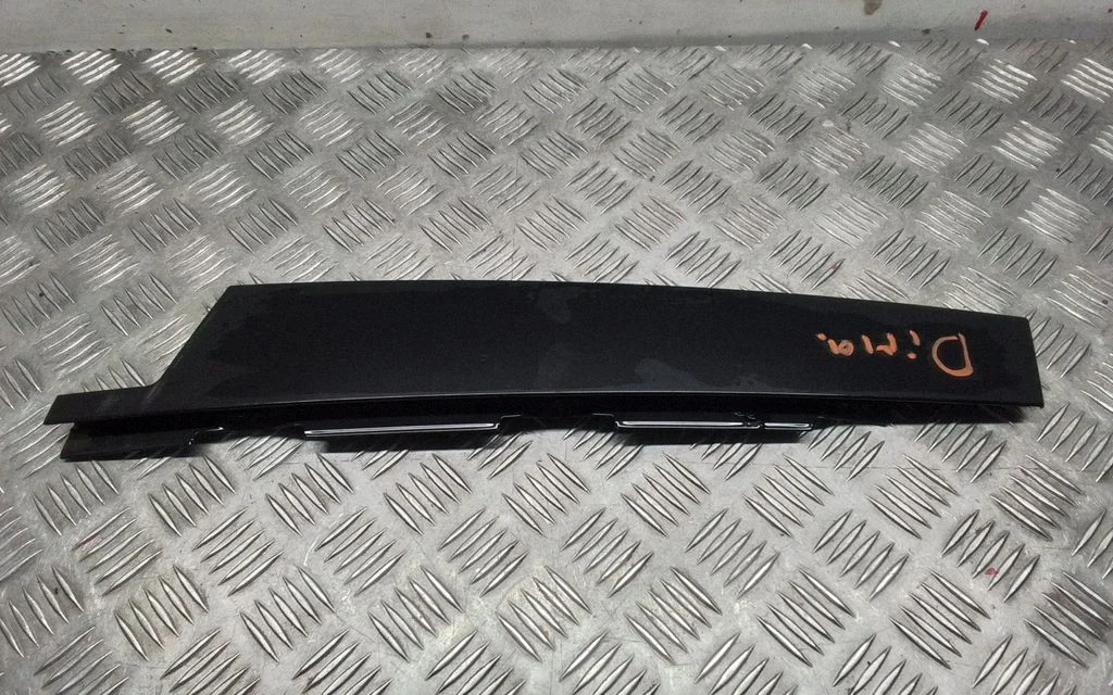 Listwa szyby drzwi tylnych 7P5853318