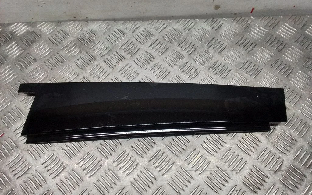 Listwa szyby drzwi tylnych 7P5853352