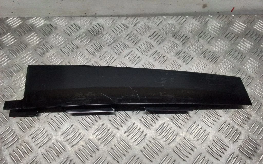 Listwa szyby drzwi tylnych 7P5853351