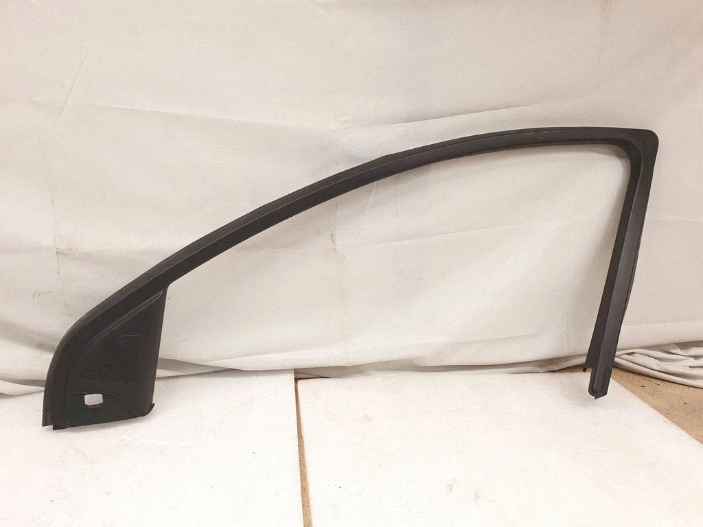 Front door glass trim molding 4L0867610