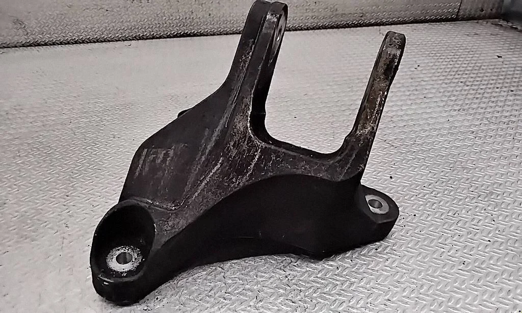 Gearbox mounting bracket 42542235