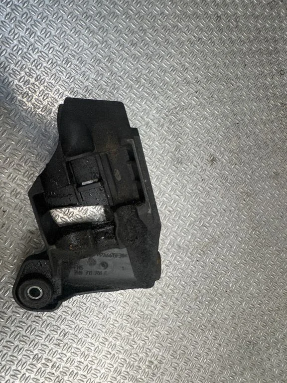 Gearbox mounting bracket 7H0711781F