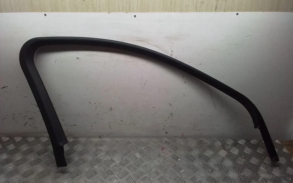 Front door glass trim molding 95B867609C