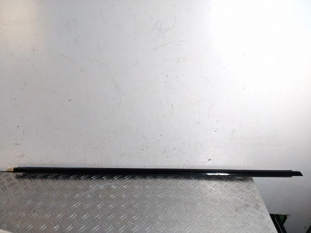 Listwa szyby drzwi przednich – Porsche Cayenne (92A) (2010-2017)