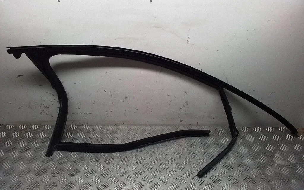 Front door glass trim molding 95B837432