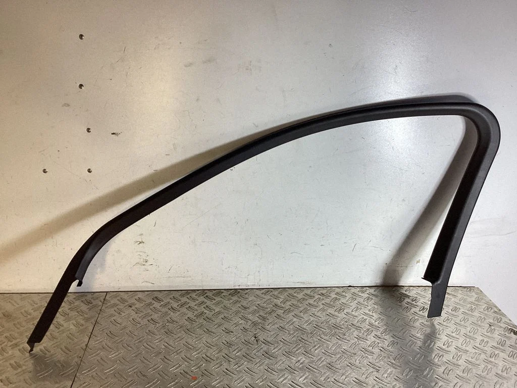 Front door glass trim molding 95B867610C