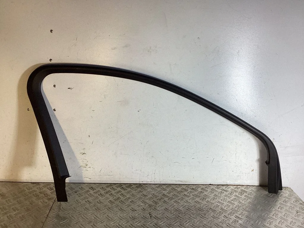 Front door glass trim molding 95B867609C