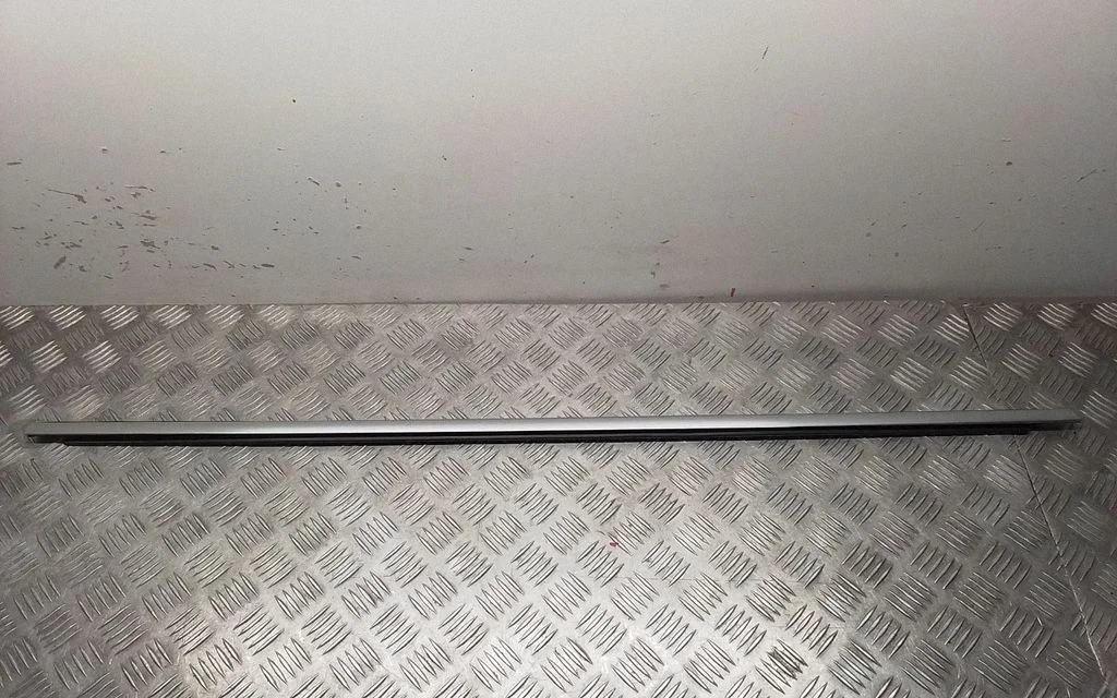 Front door glass trim molding 5NA83747B727