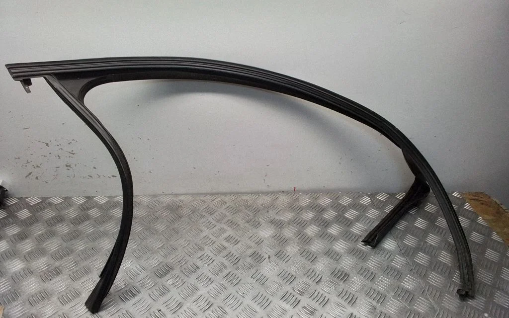 Listwa szyby drzwi przednich – Porsche Cayenne (92A) (2010-2017)