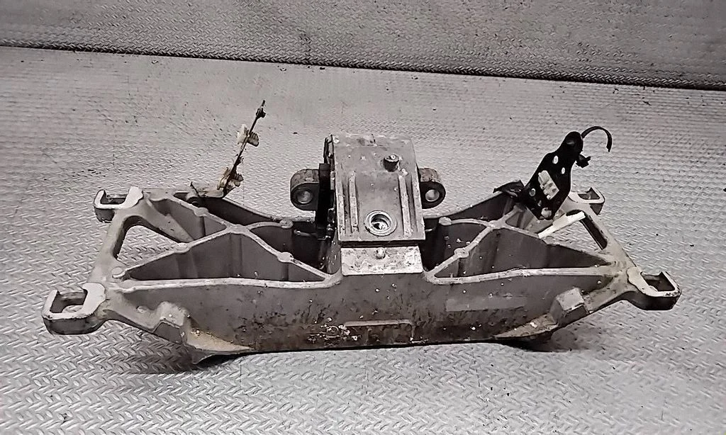 Ātrumkārbas stiprinājuma kronšteins 6W936A026A