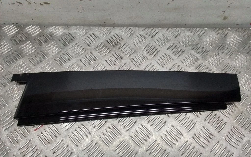 Listwa szyby drzwi tylnych 7P5853352