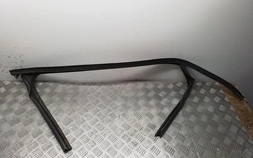 Listwa szyby drzwi przednich 7P0837432H