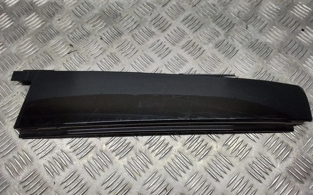 Listwa szyby drzwi przednich 7P5853352