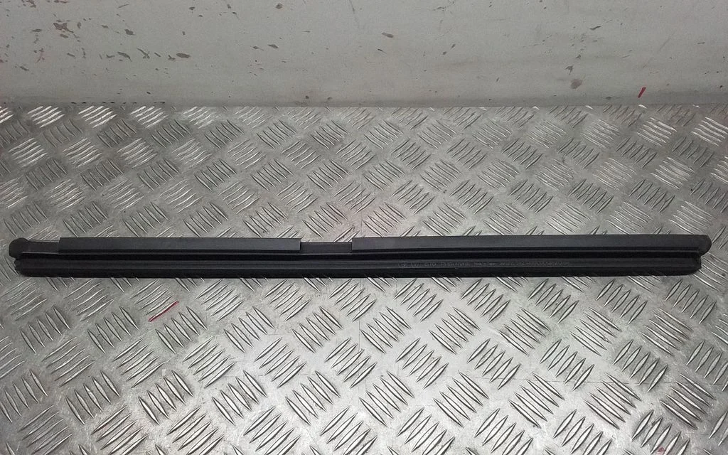 Listwa szyby drzwi tylnych 7P5839471