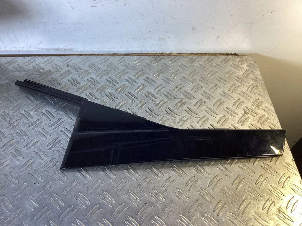 Listwa szyby drzwi tylnych 7P5853589H