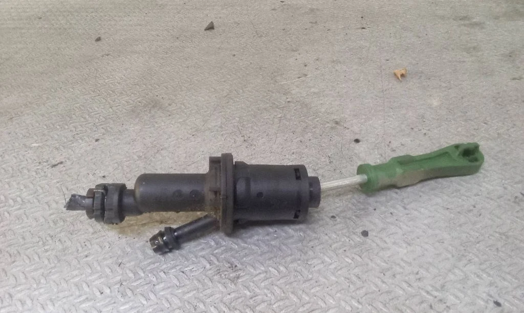 Clutch slave cylinder