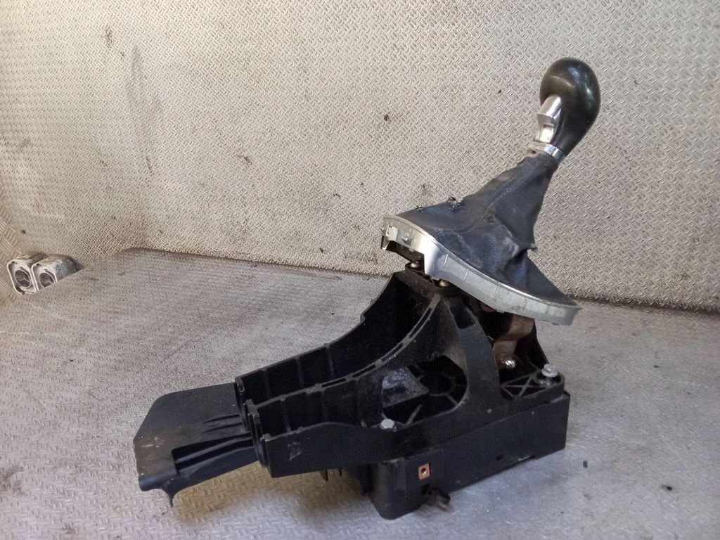Gear selector mechanism 8126201000