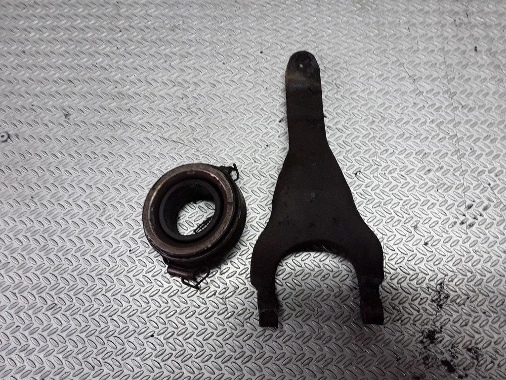 Siduri survelaager koos hoovaga – Toyota Corolla Verso E121 (2001-2004)