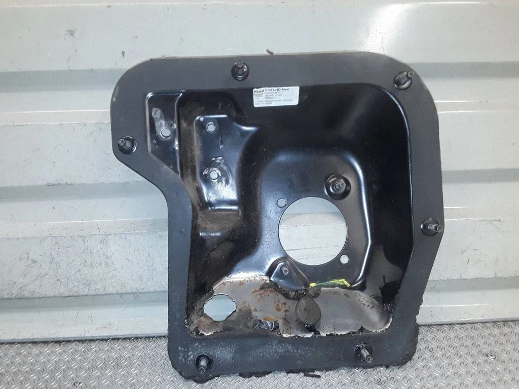 Siduripedaali kinnitusklamber – Renault Trafic II (X83) (2001-2014)