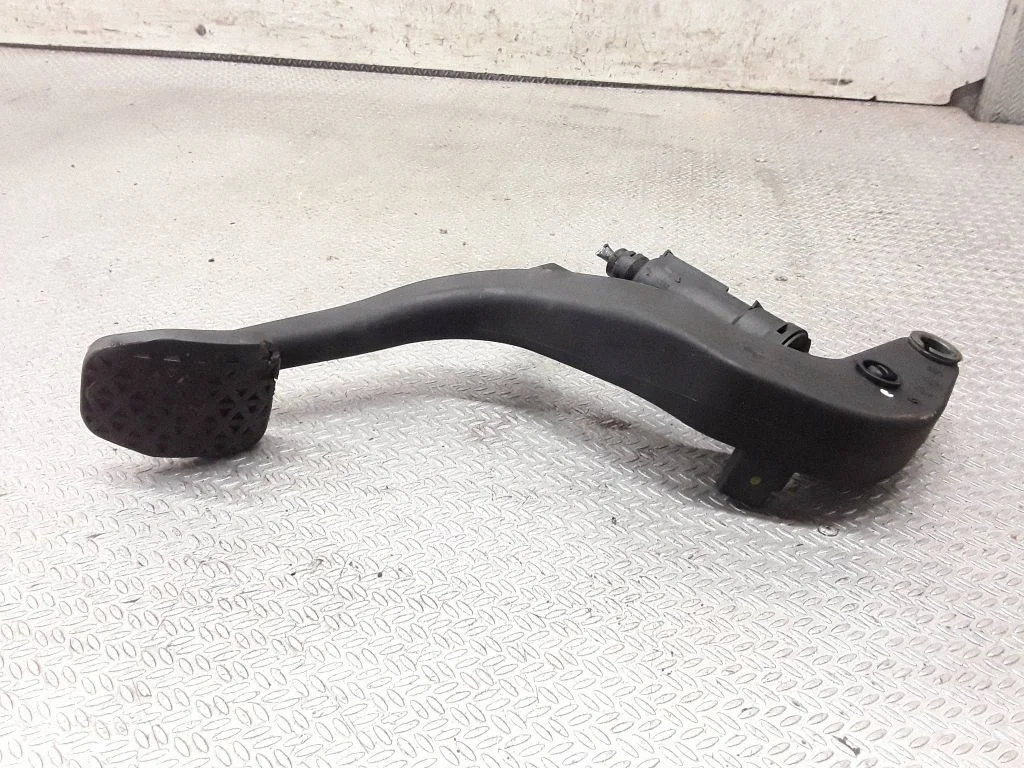 Clutch pedal – BMW 3 Series E90 E91 (2005-2012)
