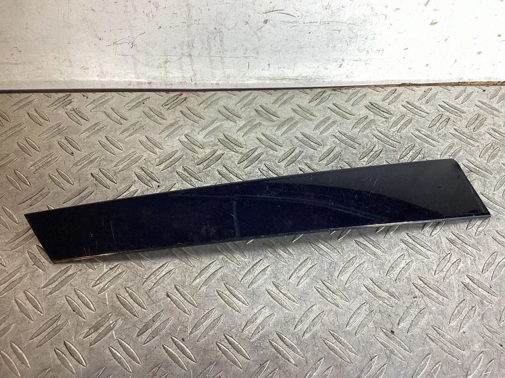 Tagaukse klaasi liist 7P5853382A