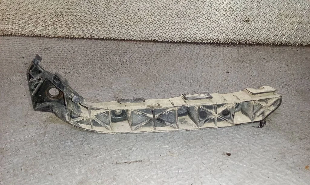 Front bumper mounting bracket 865153Z000