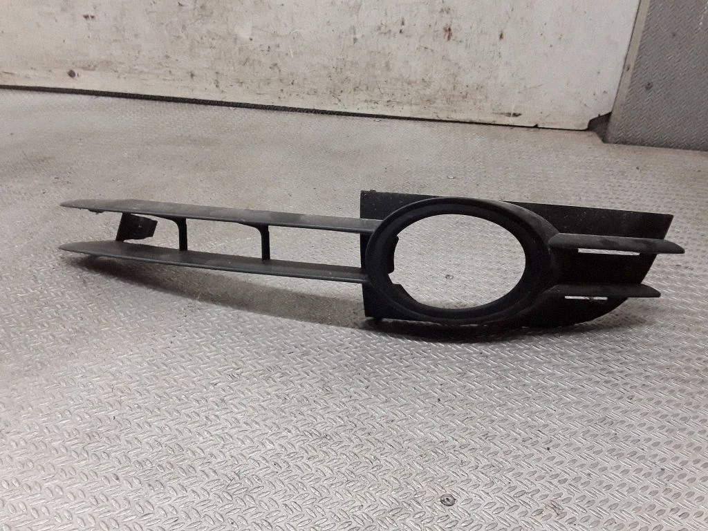 Front fog light trim/grill – left