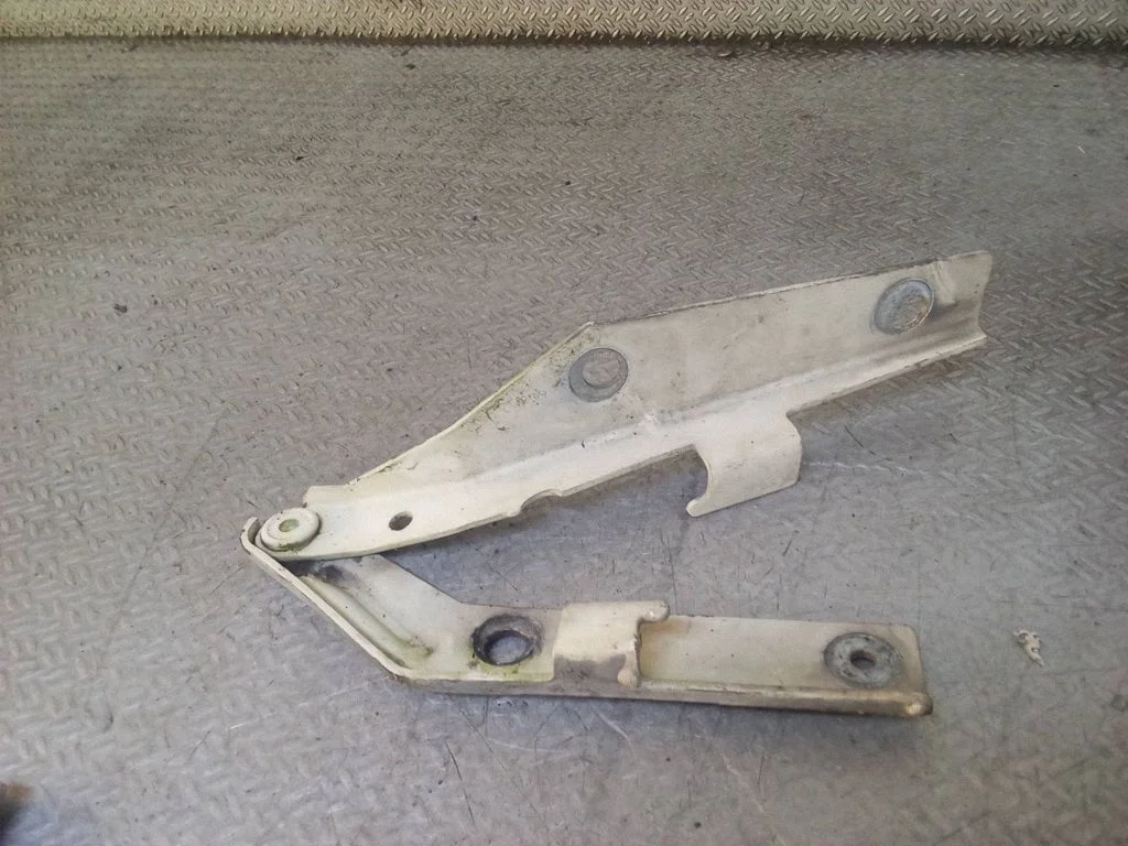 Engine bonnet/hood hinges – left