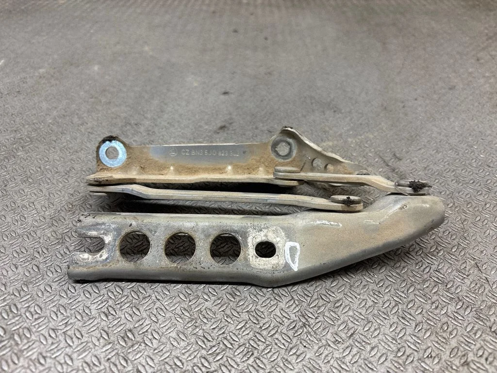 Engine bonnet/hood hinges 5J0823302