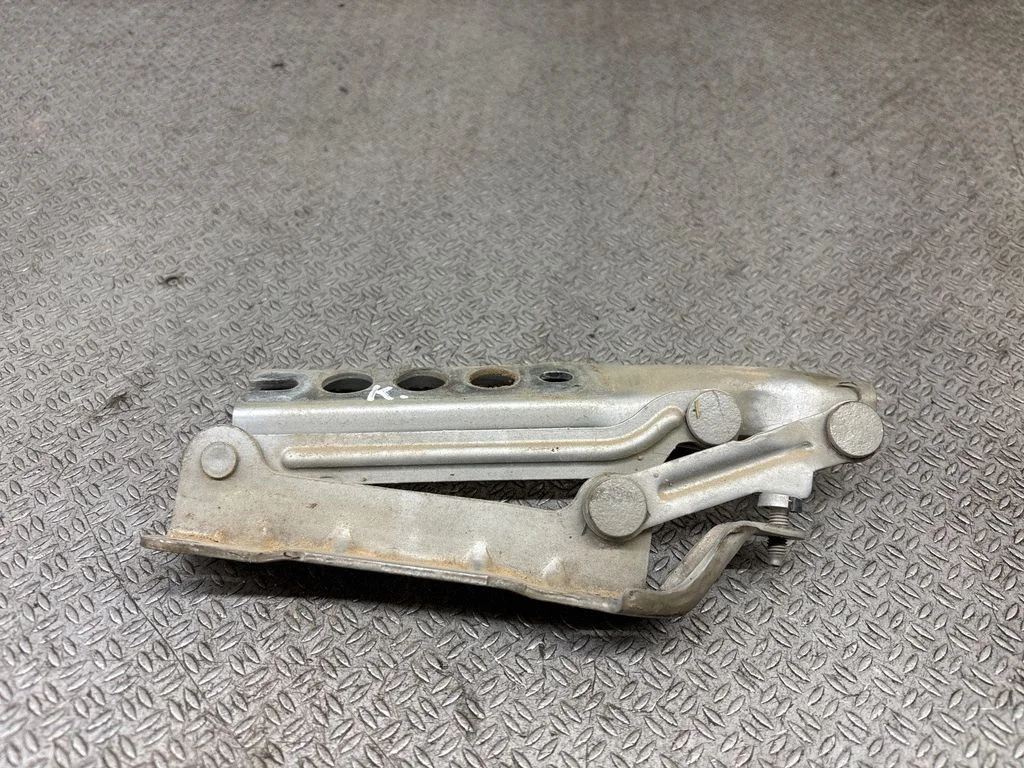 Engine bonnet/hood hinges 5J0823301