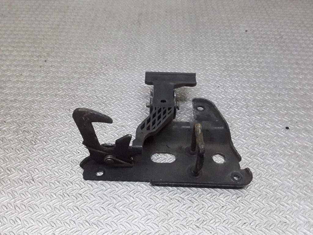 Motora pārsega slēdzenes cilpa 4F0823480B