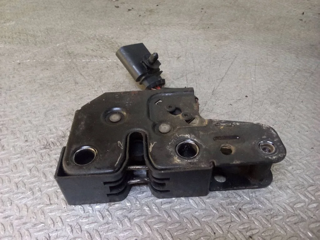 Engine bonnet/hood lock/catch