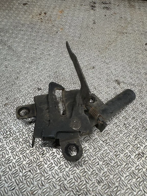 Engine bonnet/hood lock/catch – front
