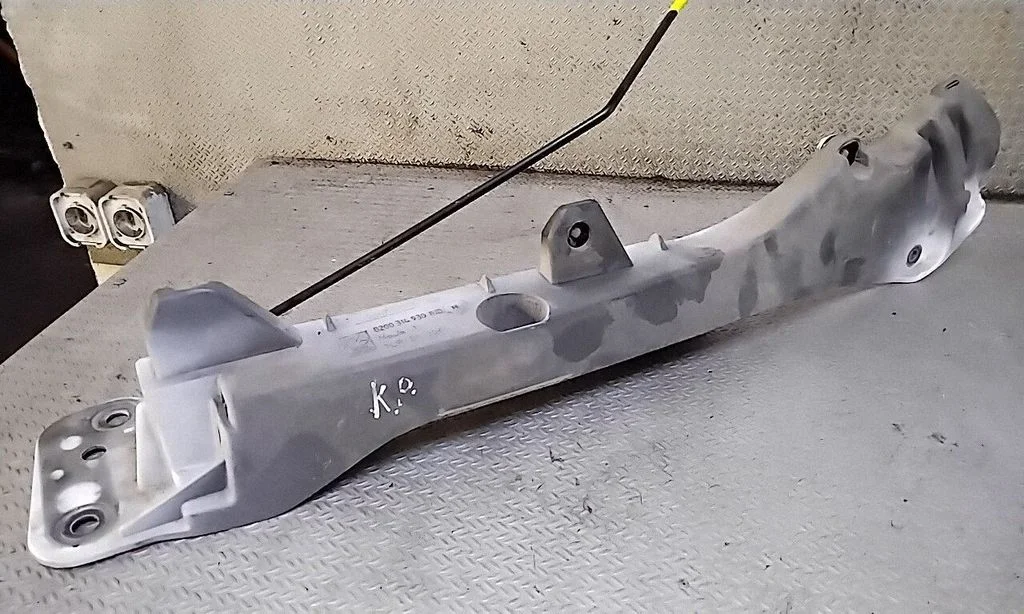 Fender mounting bracket 8200314930