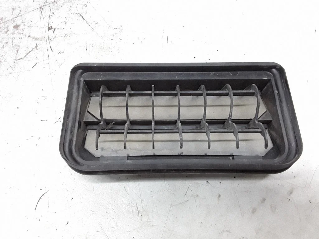 Quarter panel pressure vent 3C0819465