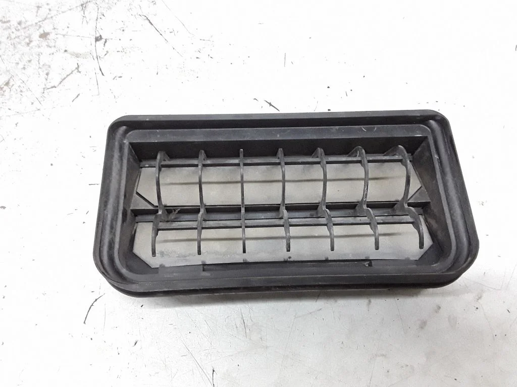 Quarter panel pressure vent 3C0819465
